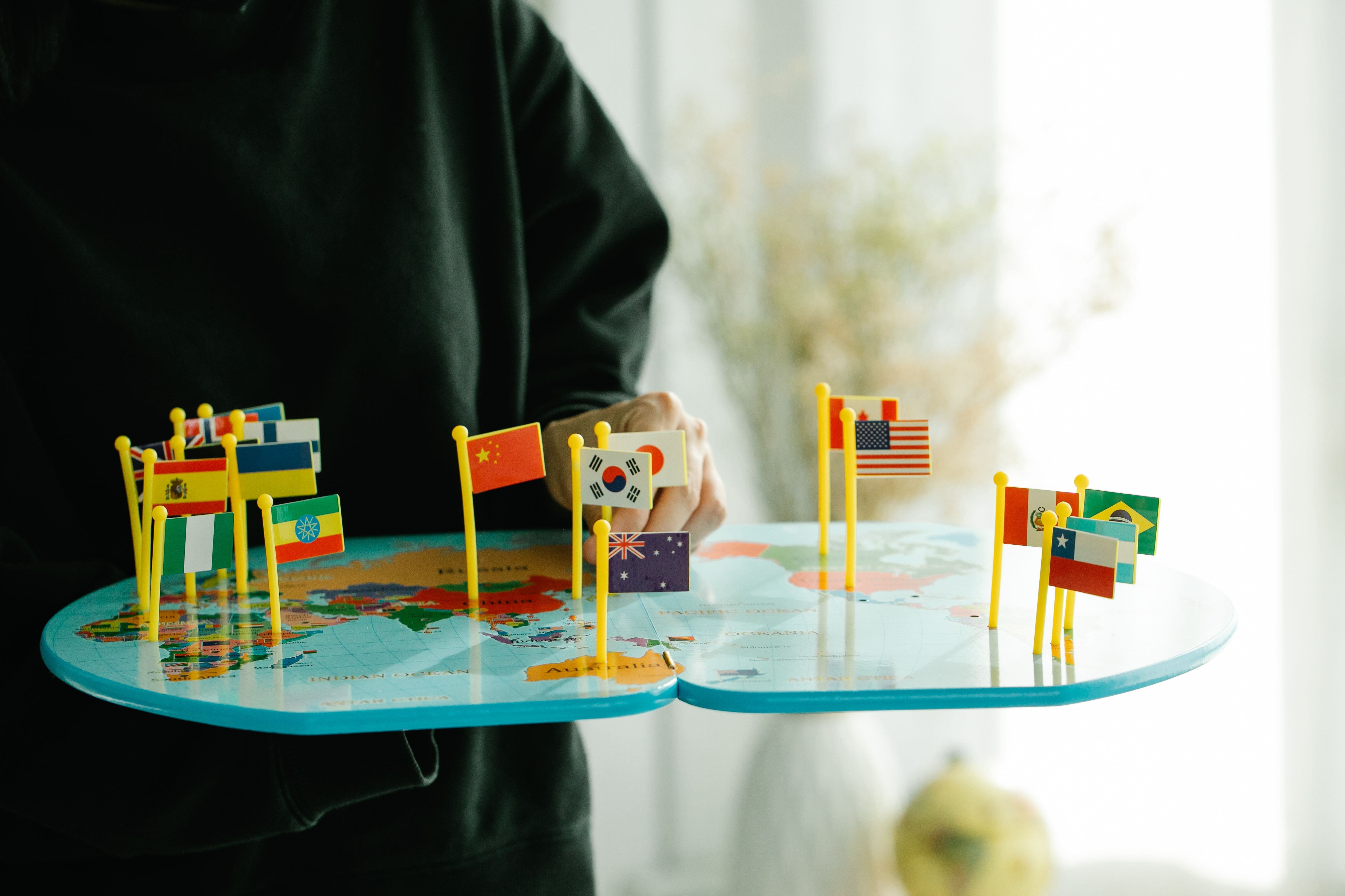 Material didactico de geografia con banderas sobre un mapa, representando aprendizaje guiado.