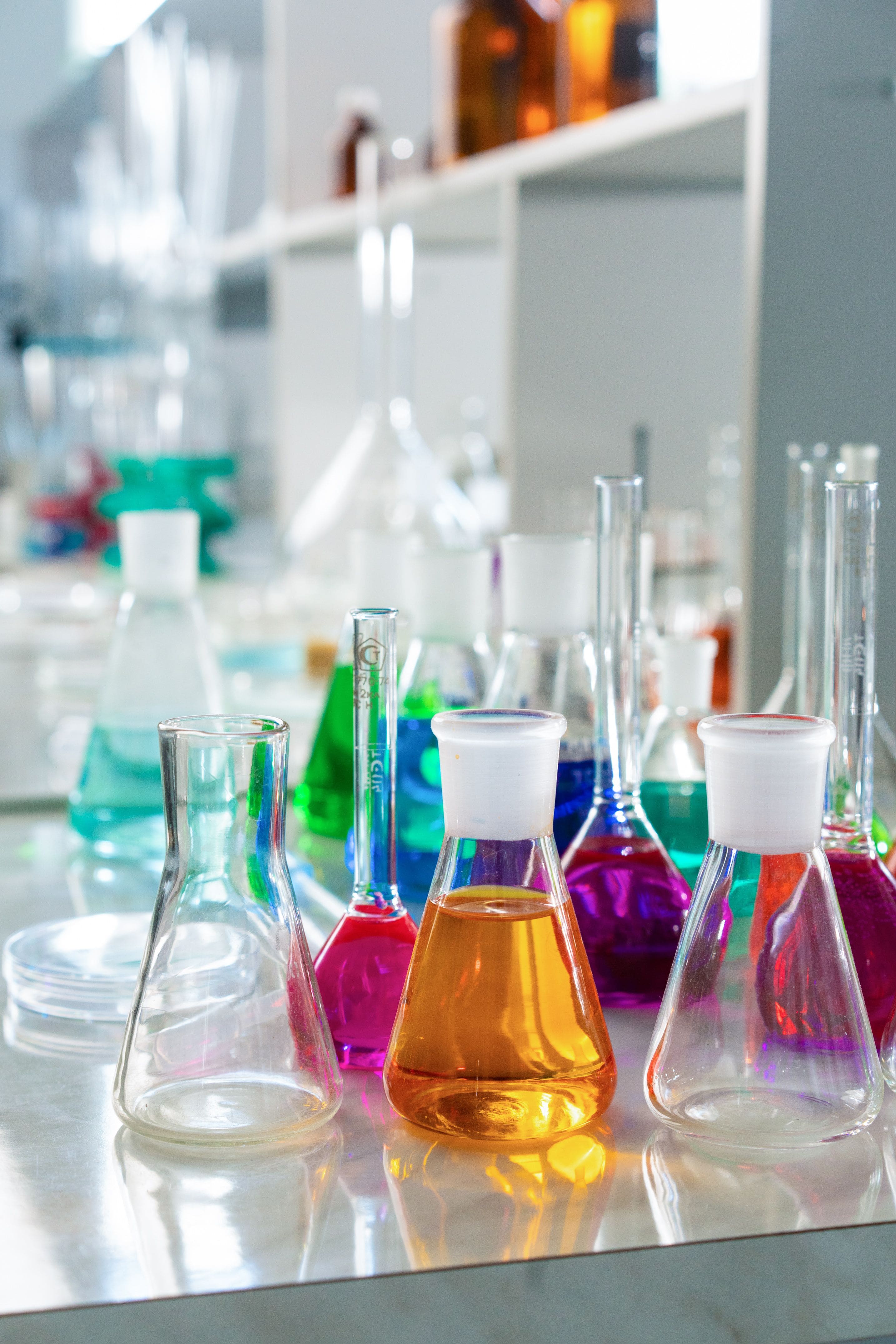 Material de laboratorio y recipientes con soluciones para representar clases de química.